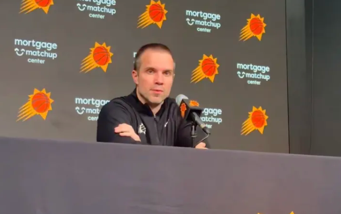 NBA常规赛，太阳126-113击败骑士。
赛后太阳主帅乔丹-奥特接受了记者采访