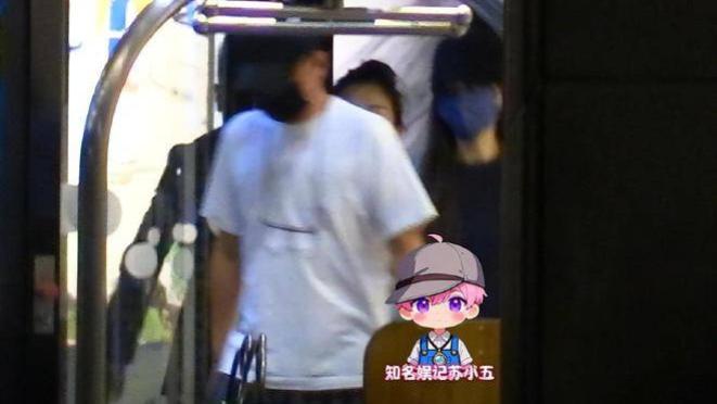 知名娱记曝：文章疑有新恋情