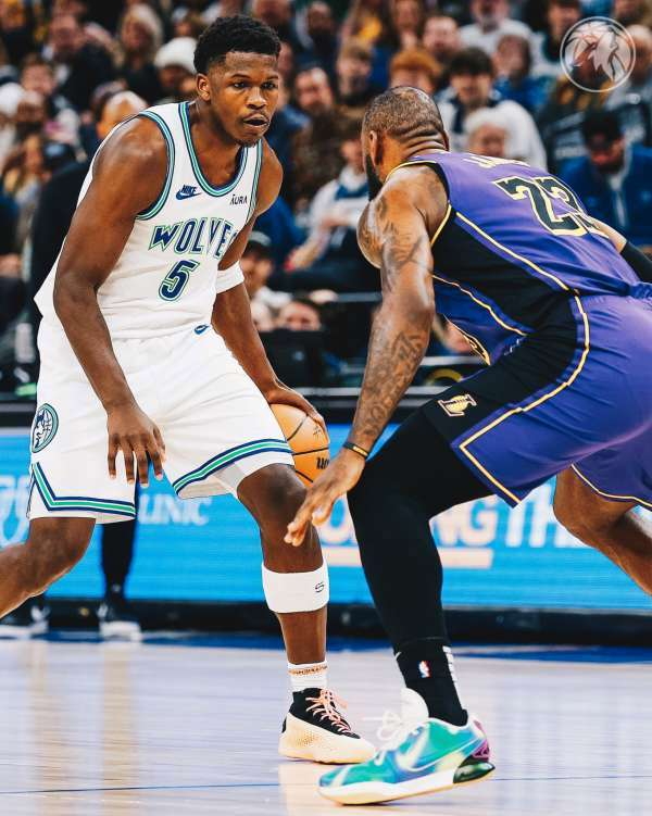 爱德华兹评的NBA历史首发五虎中没有詹姆斯，这是在告诉全世界，新时代不需要“政治