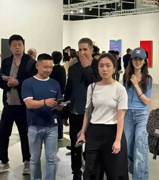 路人拍的，章泽天线下原来长这样