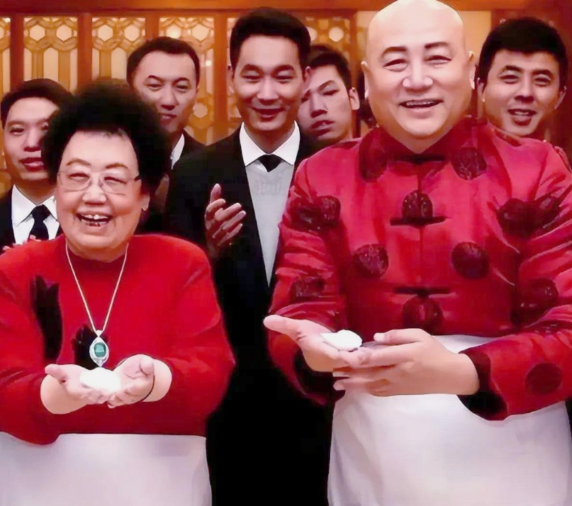 迟重瑞也老了，钱财再多，可惜没有自己的后代。
 
没儿没女，有再多的财产也没用，