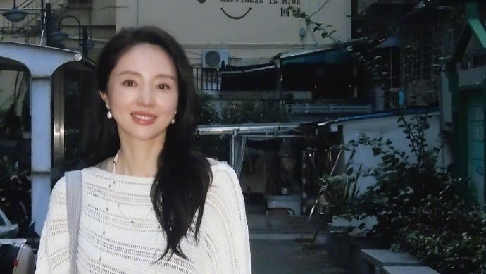 43岁董璇小巷漫步，简单穿搭却气质惊人，她的魅力从何而来？