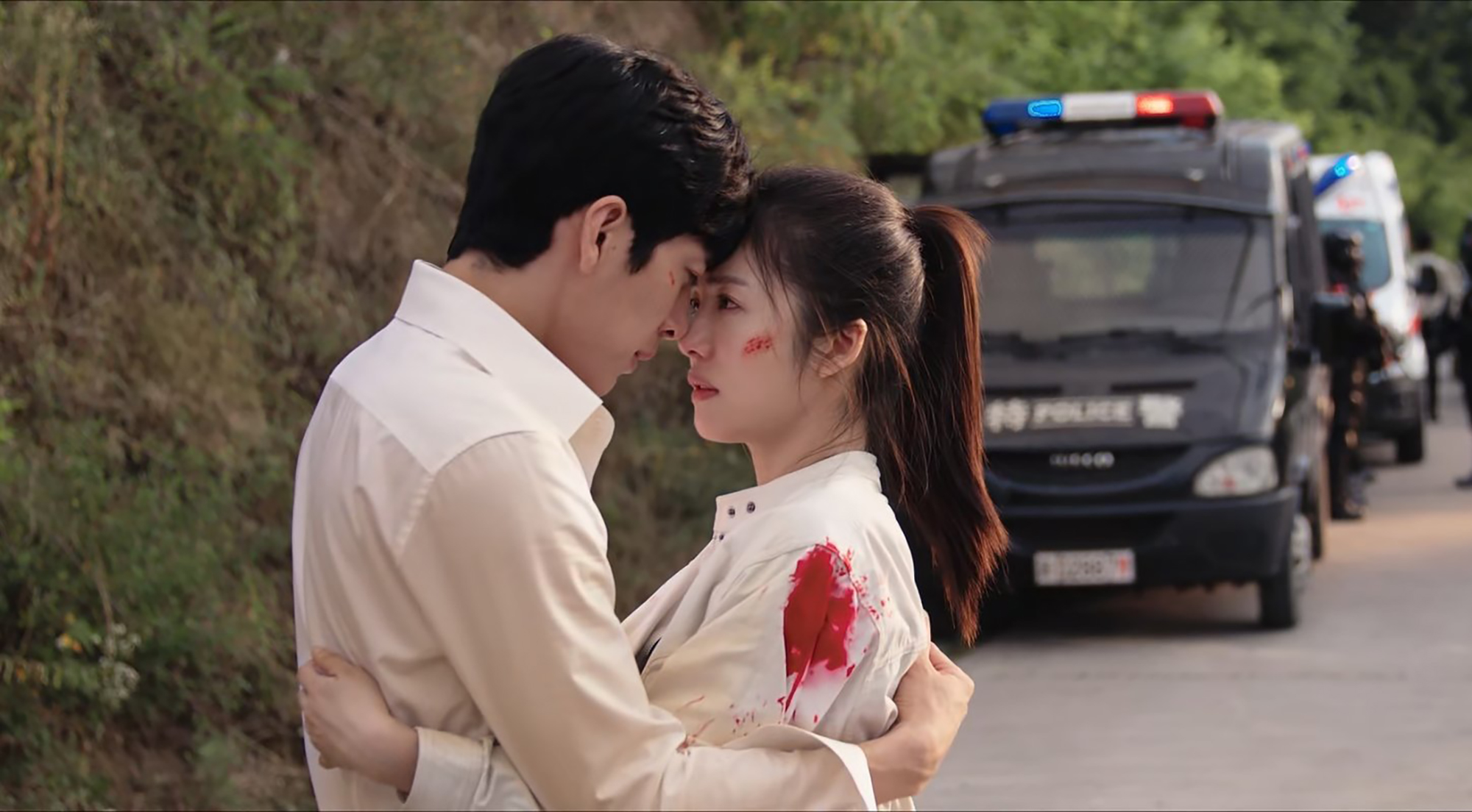 《钢铁森林》吻戏拍了，但就是不播，你说搞笑不搞笑。
水下吻、办公室初吻都被删了，