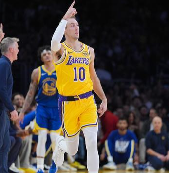 感觉肯纳德打球还挺聪明的
之前一直以为他除了射手其他都很一般其他也就无球跑动会比