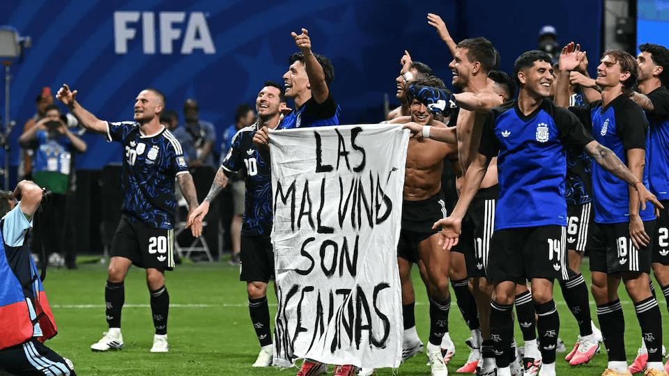 阿根廷球员赛后举起“马尔维纳斯属于阿根廷”的标语——FIFA禁止政治性标语，但他