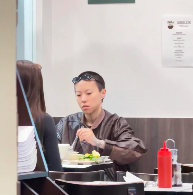 王菲女儿在巴黎吃越南菜
窦靖童剃了寸头很帅，她对面的美女身材真好。

王菲女儿真