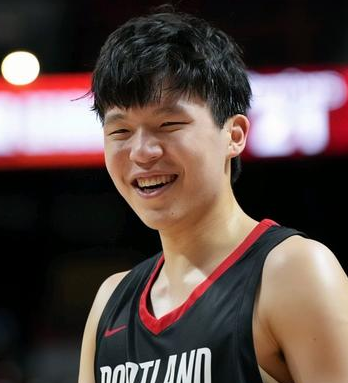 杨瀚森表示自己想亲约基奇。在参加NBA新秀赛的杨瀚森接受采访时谈到了自己即将在全