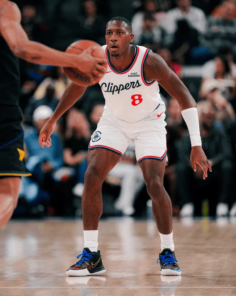 NBA常规赛，快船对阵勇士的比赛

快船官方更新了X，晒出克里斯-邓恩的赛场照与