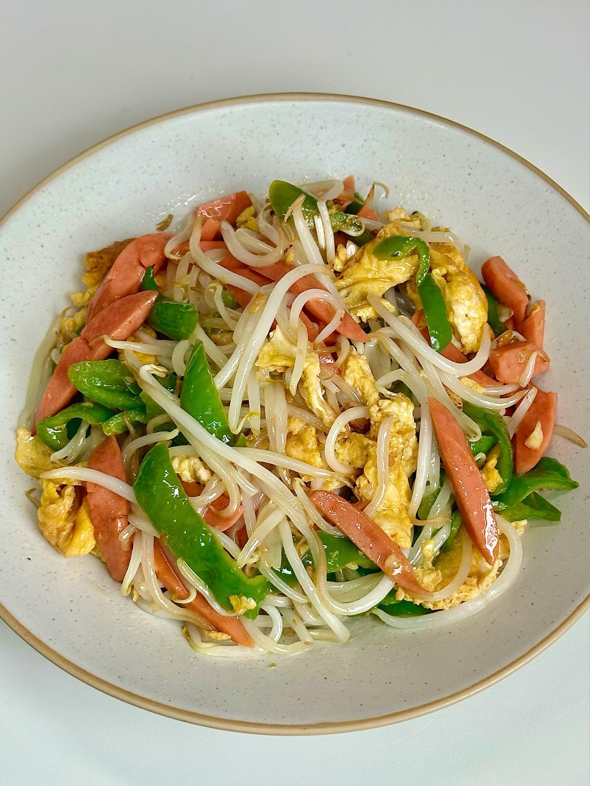 青椒火腿炒豆芽｜清爽下饭，新手也能轻松做
春天就偏爱这种清清爽爽的小炒，青椒火腿