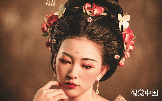 贵妃宠冠两朝，屡次挑衅我这个皇后，可她不知晓，在皇帝眼里，女人从来都没有权力重要