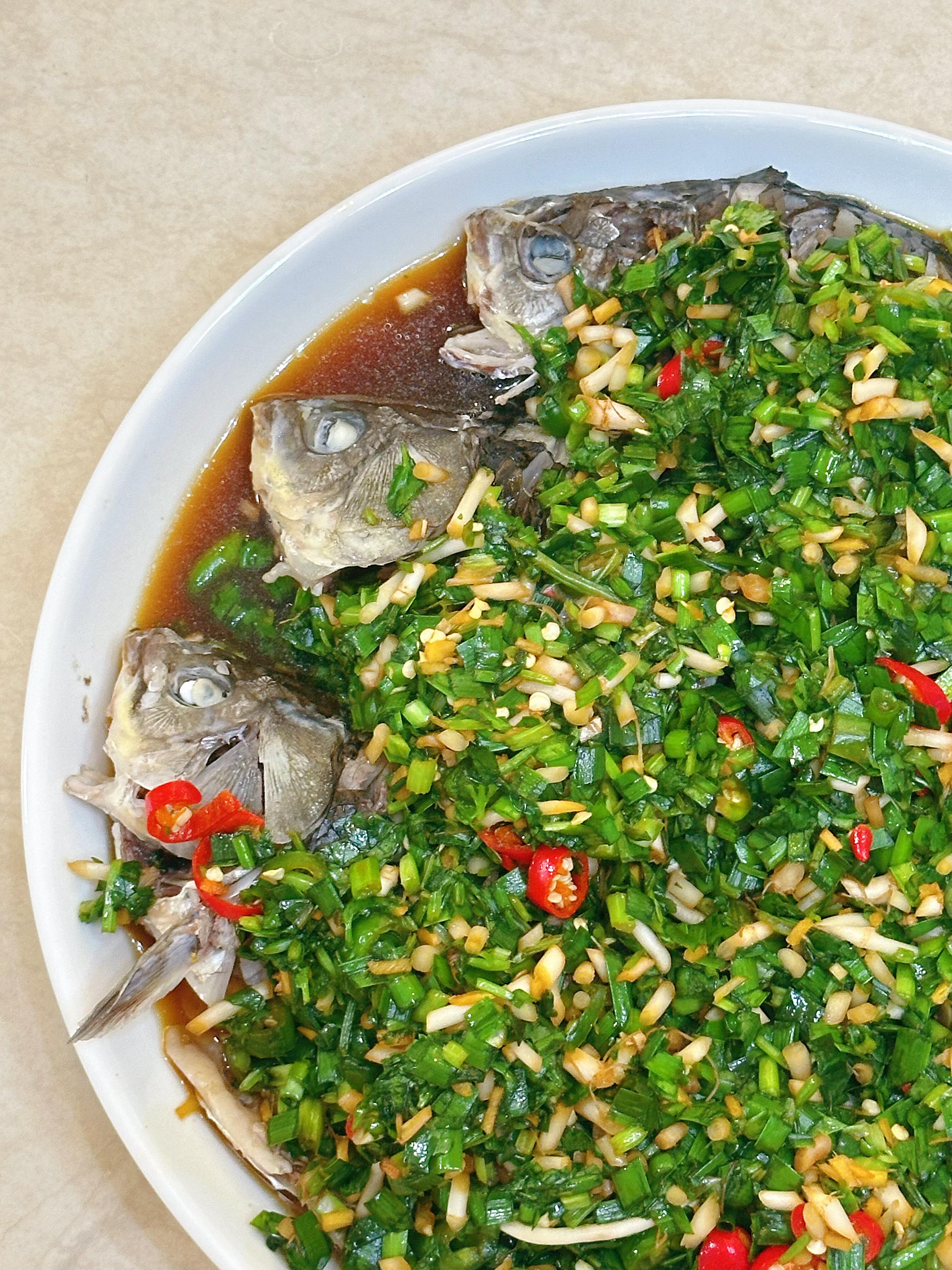 夏天必炫！凉拌鲫鱼，酸辣开胃还不费手
夏天一热就没胃口？别愁！这道凉拌鲫鱼一定要