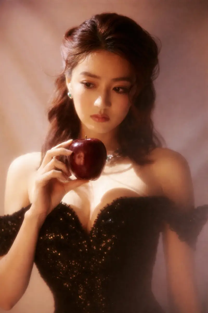 徐璐穿黑色深V裙身材曲线曼妙 卷发造型慵懒性感