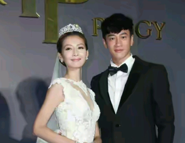 51岁的何润东和46岁的妻子林姵希结婚十年的状态又成了话题焦点

这对夫妻从20