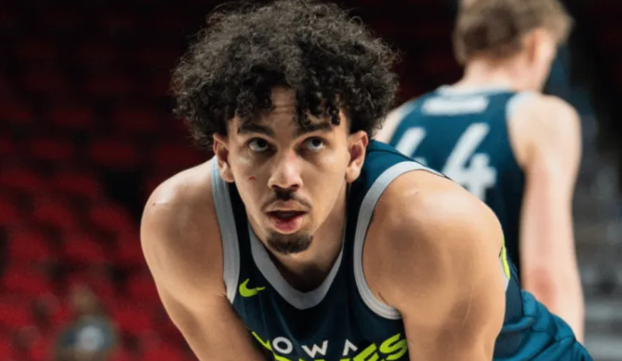 联盟消息源透露，森林狼已经与朱尔斯-伯纳德达成一份双向合同。
本赛季，伯纳德在森