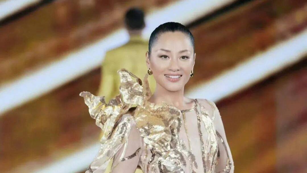 54岁瞿颖退休后又翻红，凡尔赛婉拒网友介绍工作：不想上班，不想加班