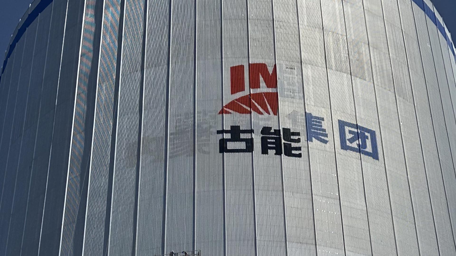 空冷塔外筒壁企业标识涂刷收官 品牌形象落地厂区