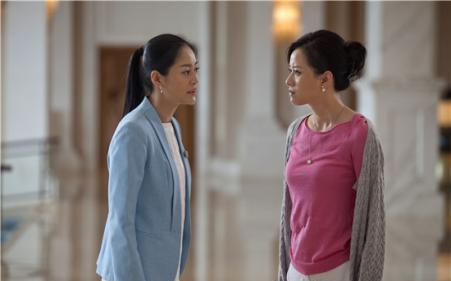 大年三十，怀孕的我做完菜准备坐下吃年夜饭，却被婆婆教训：哪有女人上桌的道理，你就给我在厨房吃！