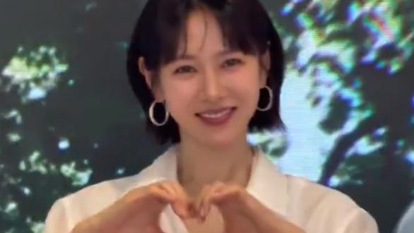 孙艺珍亮相活动：白衬衫蓝短裙好有御姐范，面色红润状态佳！