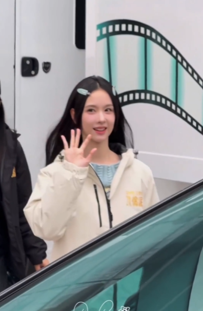 陈都灵今天也没变成玩偶呢出妆路透

黑长直公主切的白幼薇女神拍摄顺利 ​​​