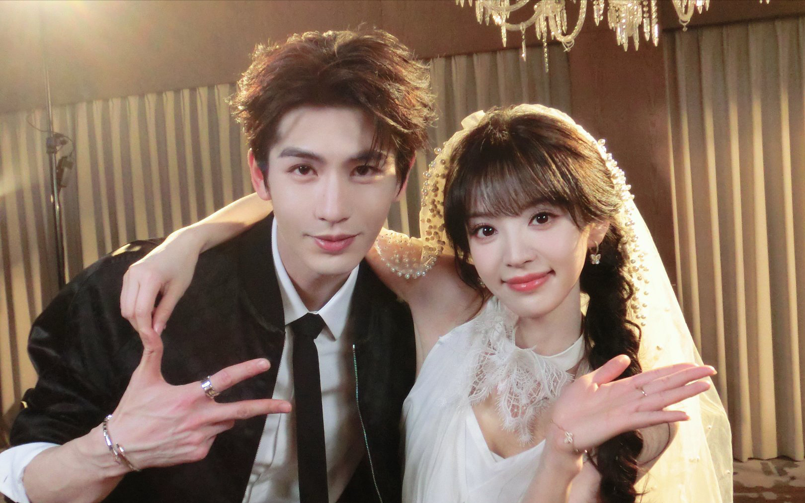 张凌赫、田曦薇合体剧宣，一个细节暴露女方性格。《逐玉》在播，热度不错，男女主趁机