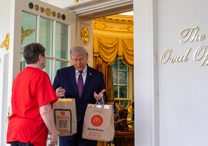 特朗普点麦当劳“外卖”，宣传“小费免税”