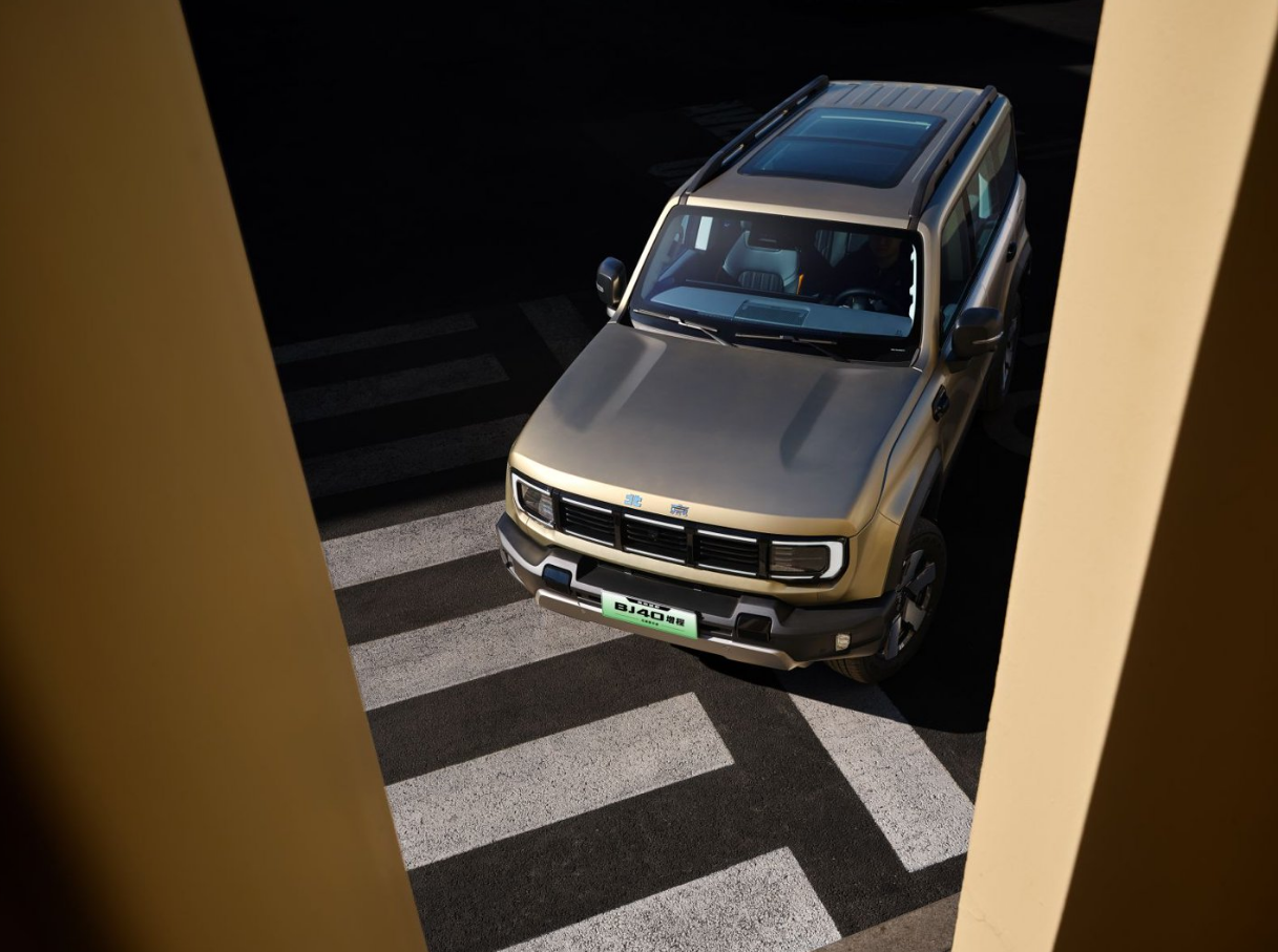 女生开硬派也很轻松？BJ40增程元境智行版的智能配置，确实让人安心