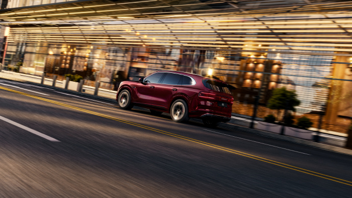 不止 400km 纯电续航，极氪 8X 重新定义混动 SUV出行体验