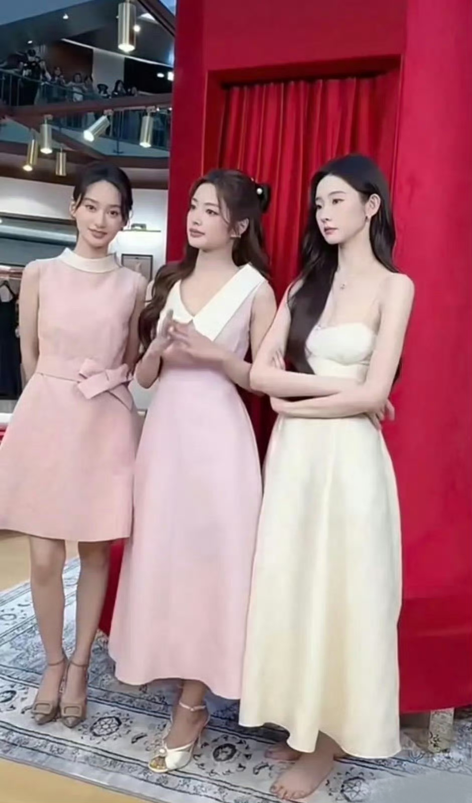 张艺凡回应合照脱鞋争议：是我自己脱的，没人要求我