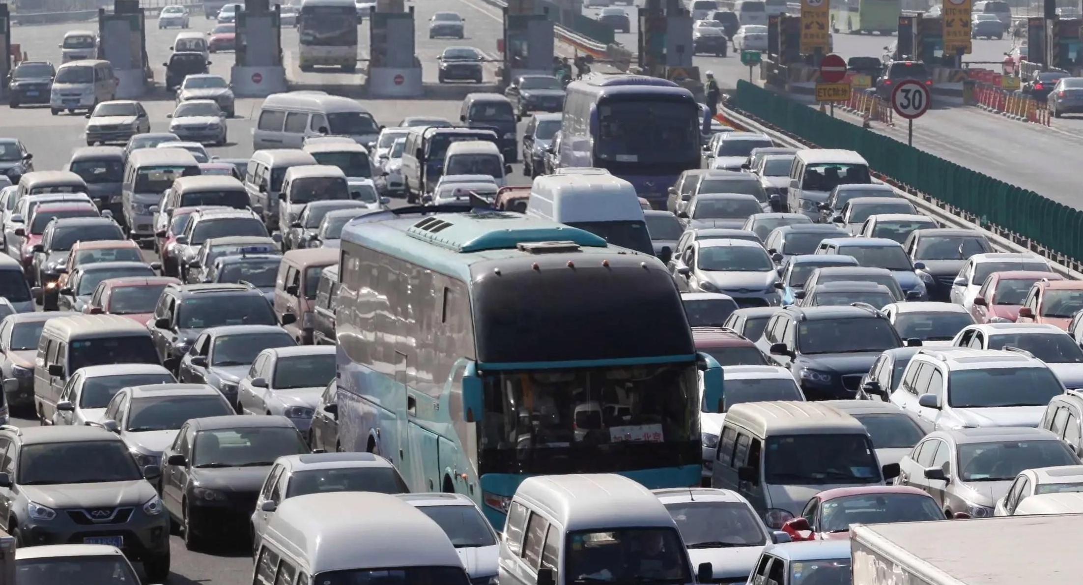 一场高速堵车，戳穿了3700万新能源车主“谎言”，差距一目了