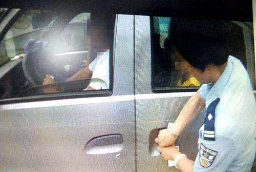 河南臨潁:交警攔下無資質(zhì)“校車”竟塞滿小學生超員近一倍 司機被罰萬元 河南臨潁:交警攔下無資質(zhì)“校車”竟塞滿小學生超員近一倍 司機被罰萬元