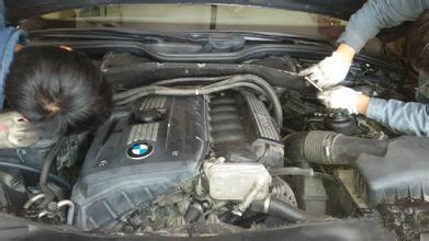 百万豪车打不着火, 4S店开价1.8万, 车主打电话后费用全免