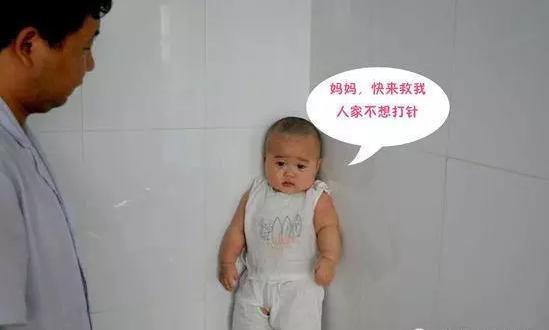 小宝宝怕打针躲墙角雷倒医生叔叔, 无辜表情惹人爱