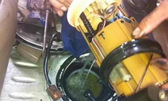 百万豪车打不着火, 4S店开价1.8万, 车主打电话后费用全免