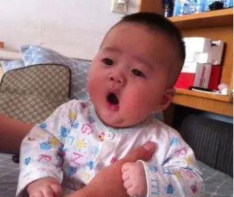 小宝宝怕打针躲墙角雷倒医生叔叔, 无辜表情惹人爱