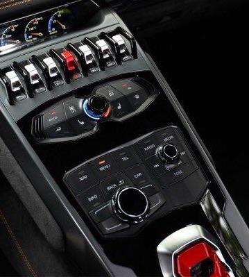 借来哥们儿四百万的跑车过过瘾, 上车后不知从哪下手