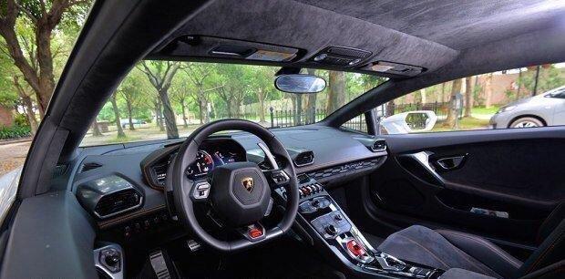 借来哥们儿四百万的跑车过过瘾, 上车后不知从哪下手