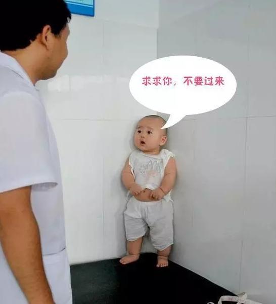 小宝宝怕打针躲墙角雷倒医生叔叔, 无辜表情惹人爱