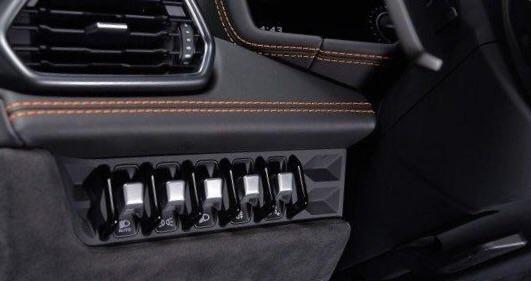 借来哥们儿四百万的跑车过过瘾, 上车后不知从哪下手