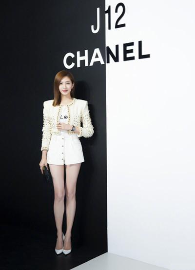 江疏影太拼了! 同框185超模脚下踩板凳, 网友: 太高真的不好看!