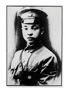 他在抗日战争中威名震八方, 虽是第一位退党的人, 但周总理临终前还念叨他