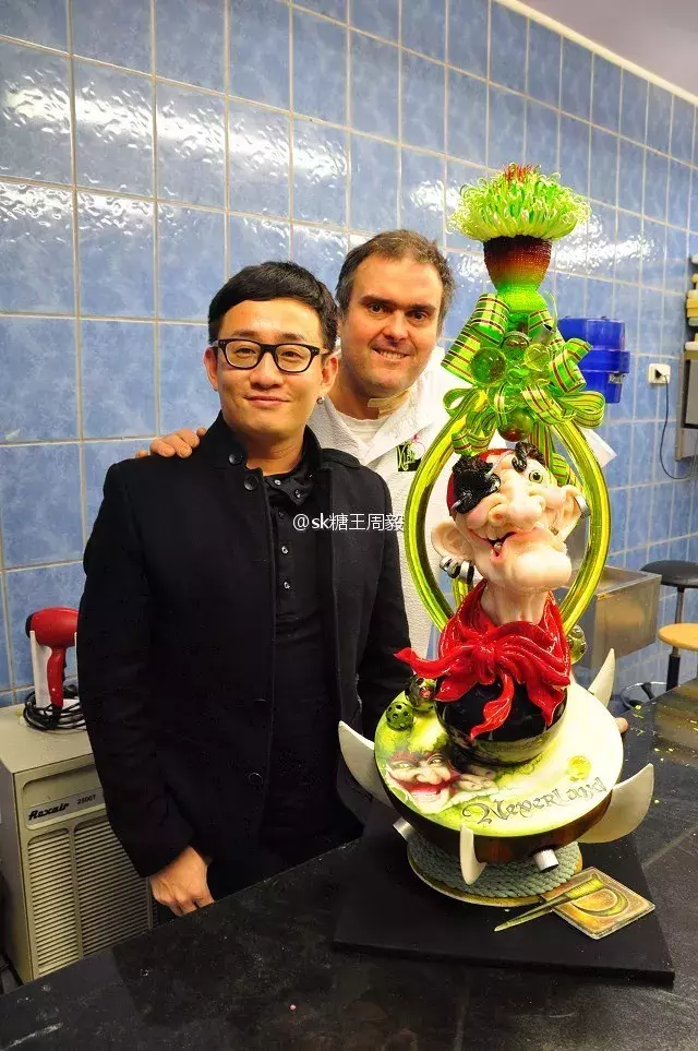 澳门新濠天地开户 为了更好的提升自我,周毅先后师从雕刻大师肖强