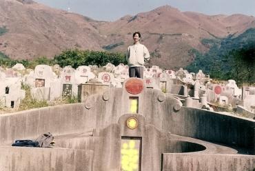 兄弟倆抬著父母尸體上山掩埋, 遭遇泥石流棄尸而逃, 此后命運改變