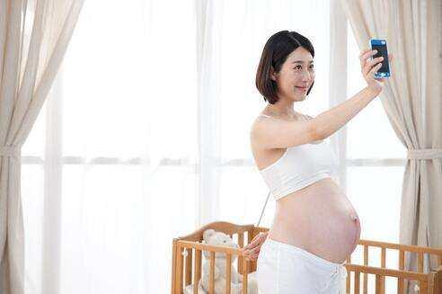 孕期哺乳期媽媽玩手機真的危害寶寶發育嗎? 看醫生怎么說