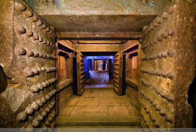 为什么明朝皇帝陵墓无一人敢盗, 清朝皇帝陵墓全被挖遍?