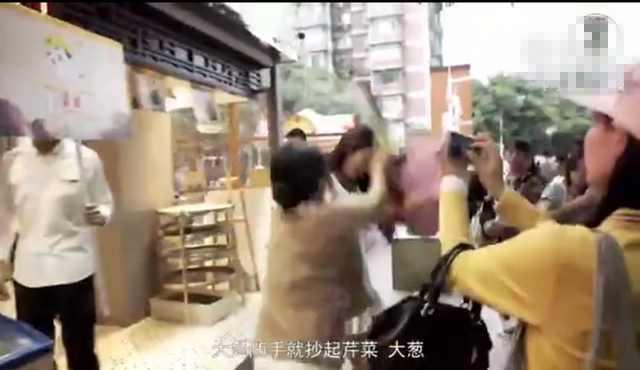 爱马仕女孩插队后遭大妈怒怼! 羞怒下现金砸大妈, 大妈反应更绝!