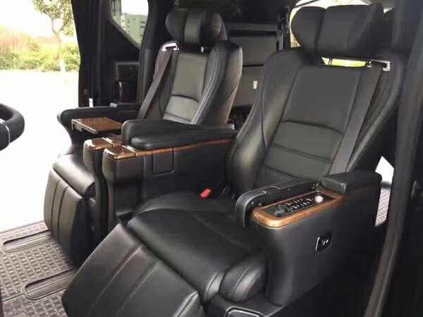 朋友在后面的老板座完全躺直,空间没的说