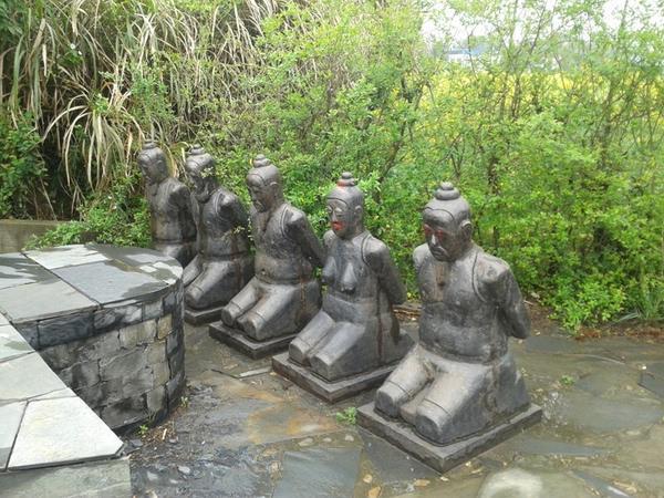 秦桧后人说: 祖先跪了800年, 该站起来了, 岳飞后人霸气回应