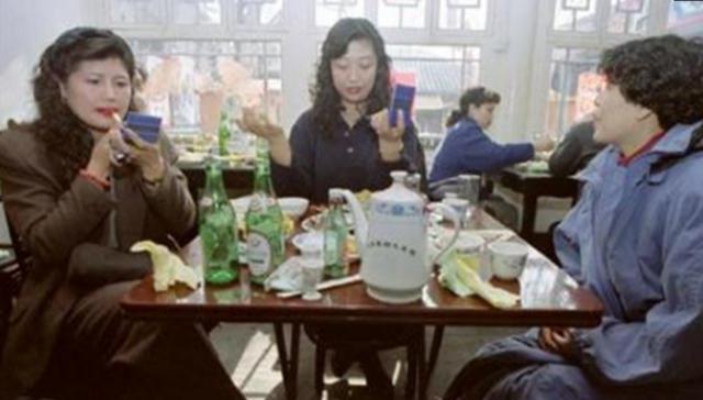 90年代中国老照片: 图4十分尴尬、图7非常夸张、最后一张很迷人