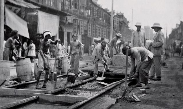 民国时上海老照片: 穷人家孩子吃螃蟹, 贵妇人这样生活