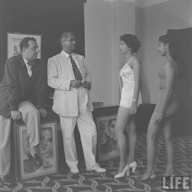 罕见的老照片: 1951年印度导演面试女演员全过程